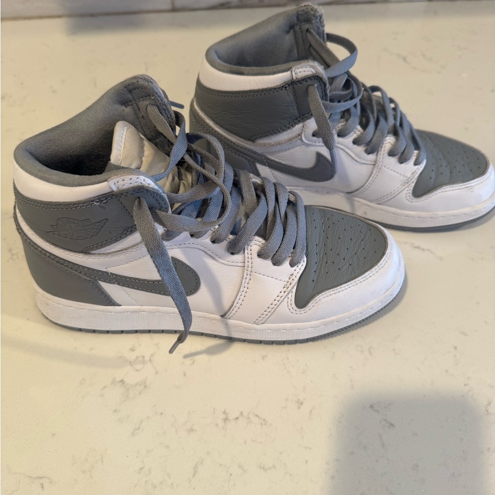 Jordan 1 Mids gray and white Size 6y
